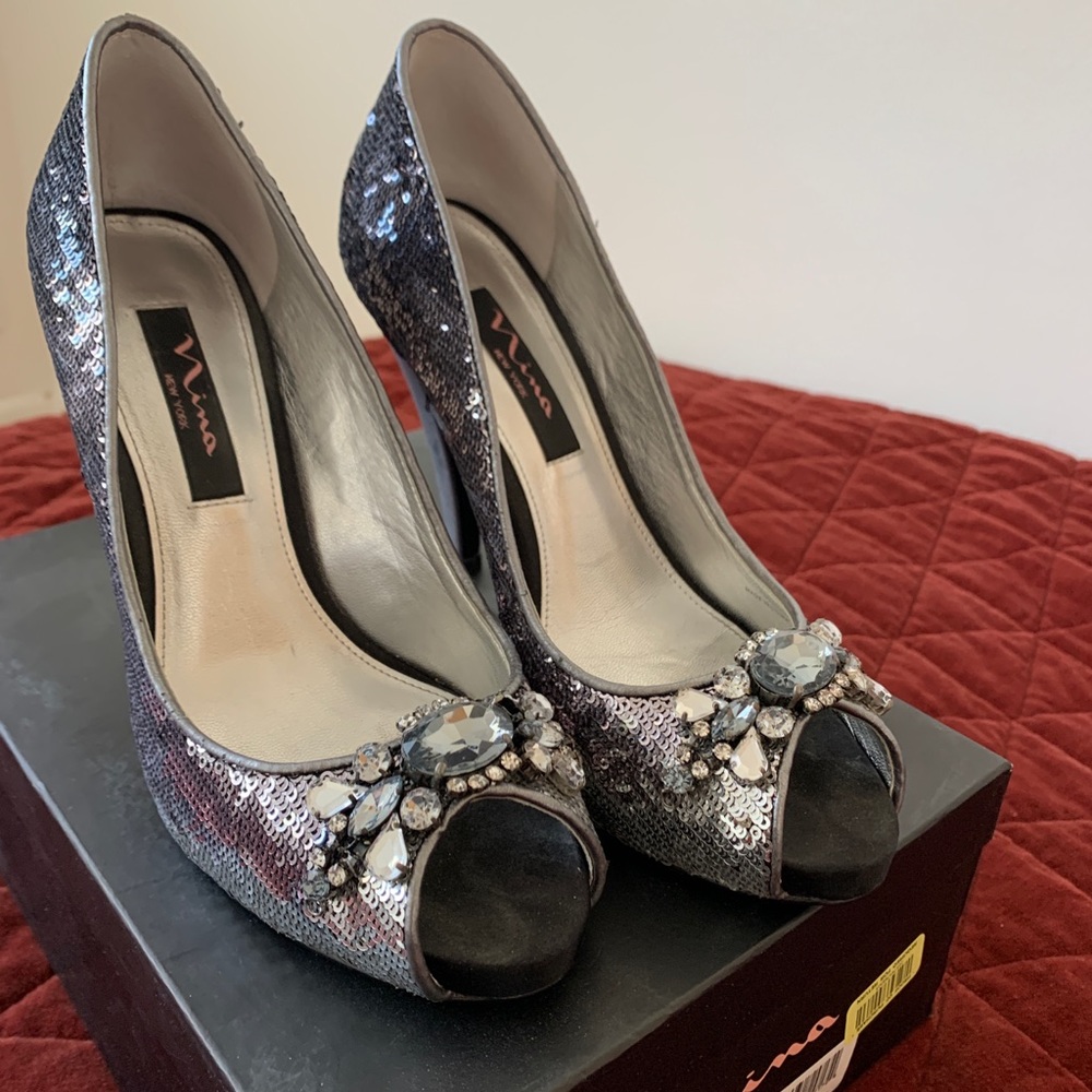 Nina brand Erna peep toe pumps
